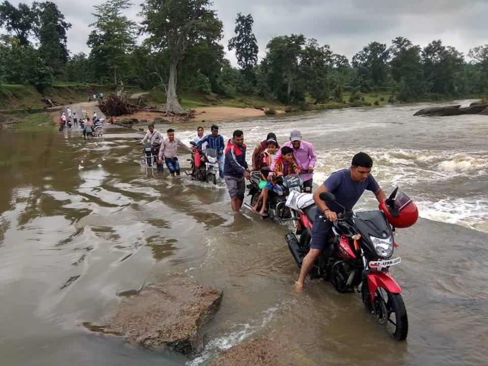 Flood in the river, do not care about life नदी में बाढ़, जान की परवाह नहीं