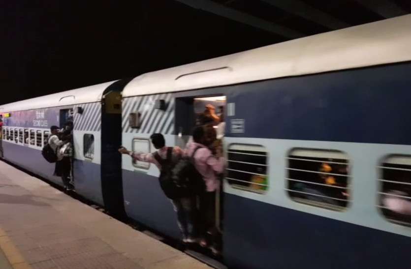 800 km journey traveled on train door by job aspirants in Rajasthan 'अच्छे भविष्य' के लिए दांव पर 'वर्तमान'.. ट्रेन के दरवाजों पर लटक कर 800 किलोमीटर का सफर तय कर रहे युवा