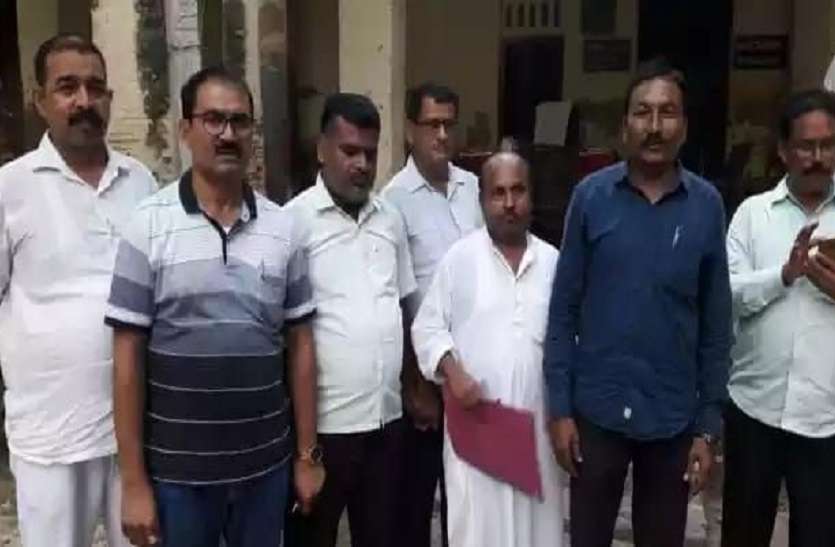 up news एडीएम के अहलमद को रिश्वत लेते विजिलेंस की टीम ने रंगेहाथ पकड़ा
