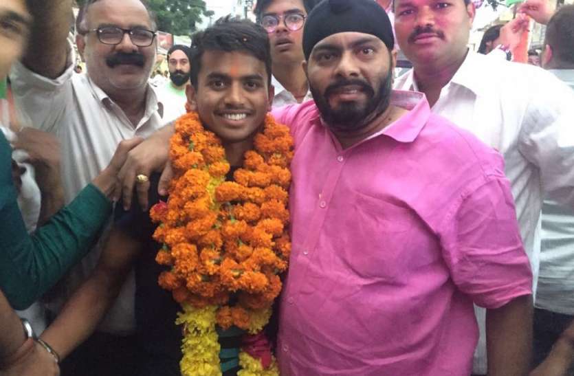 Hockey player Vivek Sagar receives welcome, itarsi, jakarta, itarsi अंतर्राष्ट्रीय हॉकी खिलाड़ी विवेक सागर का गृहनगर पहुंचने पर भव्य स्वागत