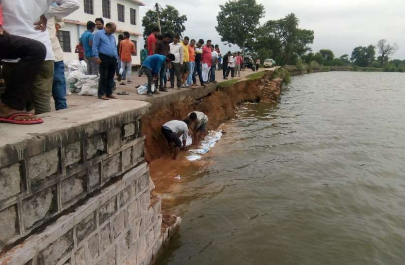 The collapsed security wall pond Nagarpalika staff handled Front वृंदावन तालाब की ढही सुरक्षा दीवार. नगरपालिका अमले ने मौके पर पहुंचकर संभाला मोर्चा