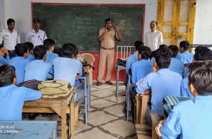 Running Road Safety Week Traffic police यातायात थाना प्रभारी ने छात्रोंं को दी यातायात नियमों की जानकारी