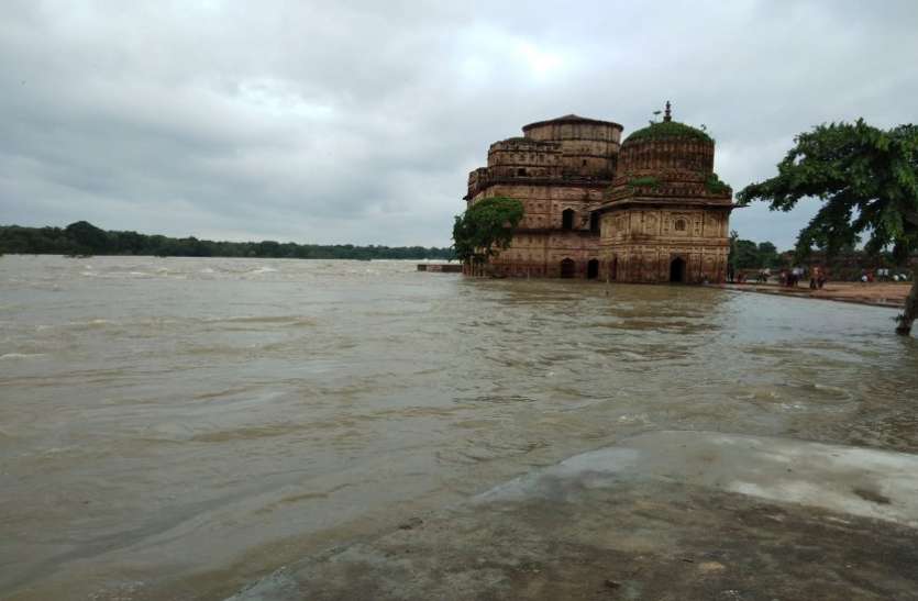 Active monsoon in the district पुल से 10 फीट ऊपर बह रही बेतवा, बान सुजारा के खोले गए 3 गेट