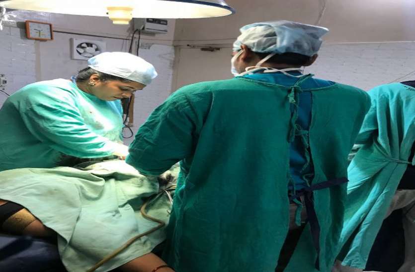 Government doctor was operating in a private nursing home प्रायवेट नर्सिंग होम में ऑपरेशन कर रही थी सरकारी डॉक्टर, प्रशासन फिर कड़ा रूख अपनाने के मूड में