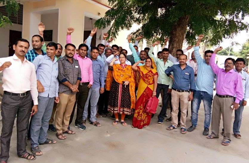 ministry-officials-boycott-work-and-warn-of-strike मंत्रालयिक कार्मिकों ने किया कार्य का बहिष्कार , मांगे पूरी नहीं होने तक अनिश्चितकालीन हड़ताल की चेतावनी दी