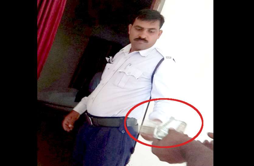 Chhattisgarh Police यहां गाड़ी पार्किंग का किराया है 2 हजार रुपए, पुलिस वाले खुद करते हैं वसूली, किसी ने मना किया तो..