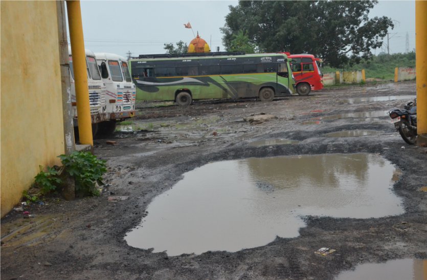 Passenger hassles on bus stand तीन माह में ही खुल गई घटिया निर्माण की पोल, गड्ढों में तब्दील हो बस स्टैंड परिसर
