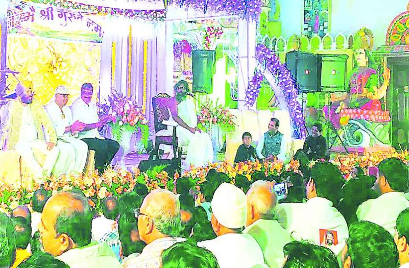 शत्रुंजय महात्मय का वर्णन सुन मंत्रमुग्ध हुए श्रद्धालु शत्रुंजय महात्मय का वर्णन सुन मंत्रमुग्ध हुए श्रद्धालु