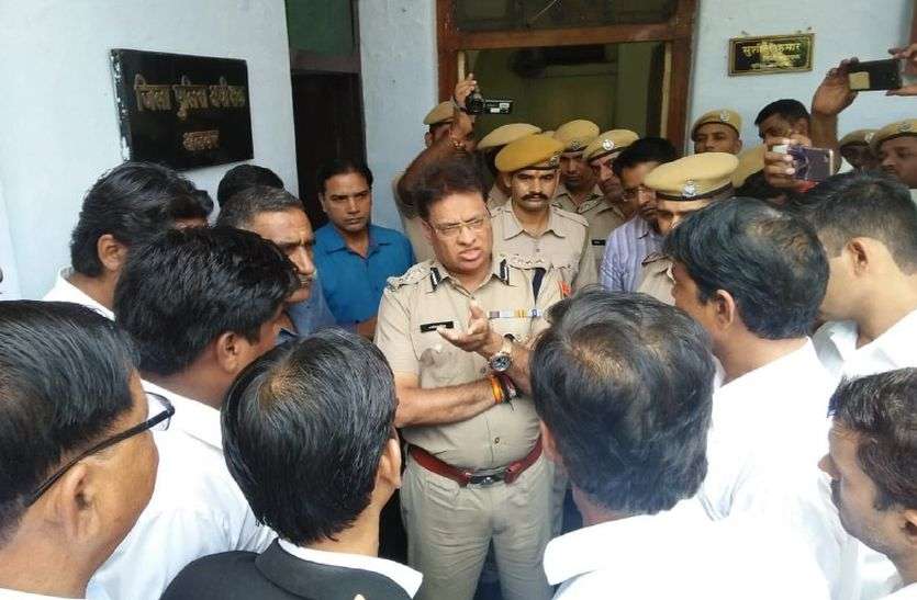 Angry Advocates ruckus In Alwar Court against Police थानाधिकारी ने वकील के खिलाफ दर्ज किया जानलेवा हमले का मामला, गुस्साए वकीलों ने उठाया यह कदम