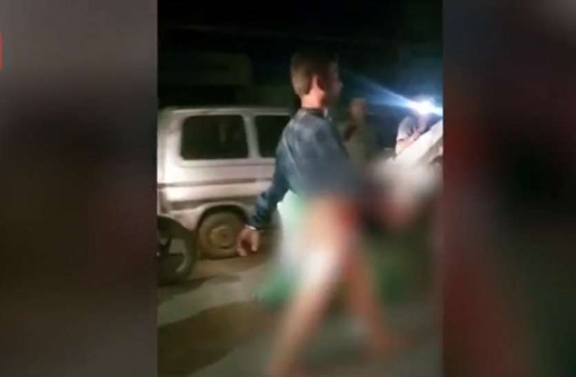 Wife Beaten Husband बेकाबू पत्नी ने पति को सड़क पर ही निर्वस्त्र कर किया ये काम, लोग बनाते रहे वीडियो