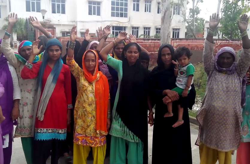 women requested IG Bharatpur to remove liquor and gambling spots हाथ ऊपर उठा कर इन परेशान महिलाओं ने की है ऐसी मांग, जिसे सुन भावुक हो जाएंगे आप