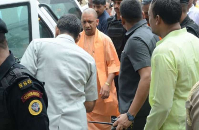 CM Yogi Adityanath मुख्यमंत्री योगी ने अटल जी के गांव में की ये बड़ी घोषणा, बताया किस तरह होगा गांव का विकास