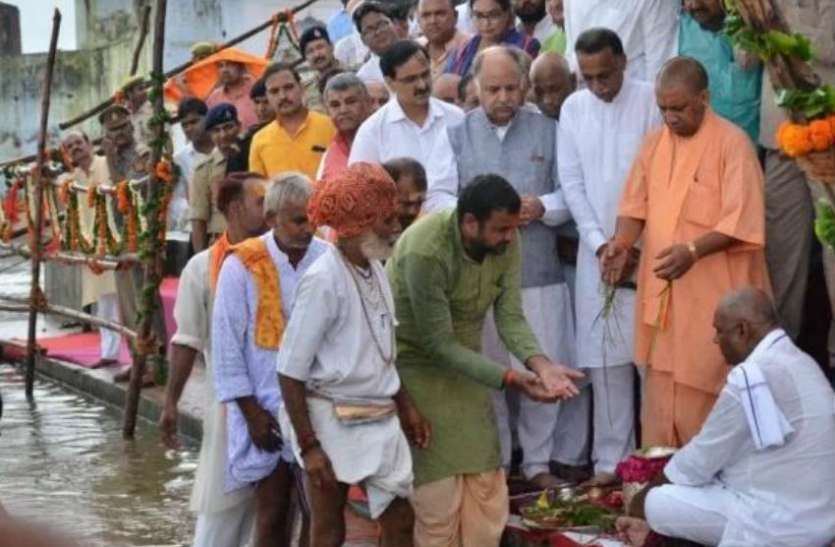 CM Yogi Adityanath सीएम योगी के साथ अटल जी के पैतृक गांव पहली बार आईं दत्तक पुत्री नमिता भट्टाचार्य
