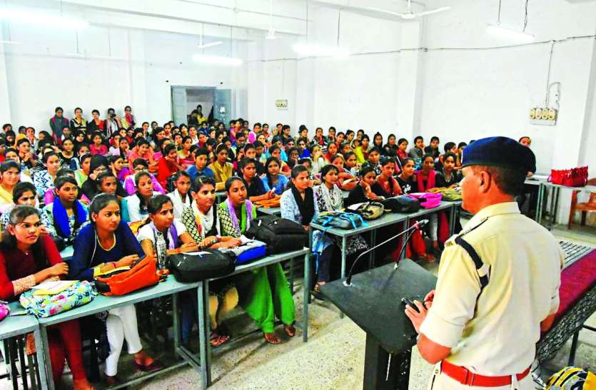 patrika वाहन चलाते समय मोबाइल पर बात करने पर 3,000 जुर्माना लगेगा