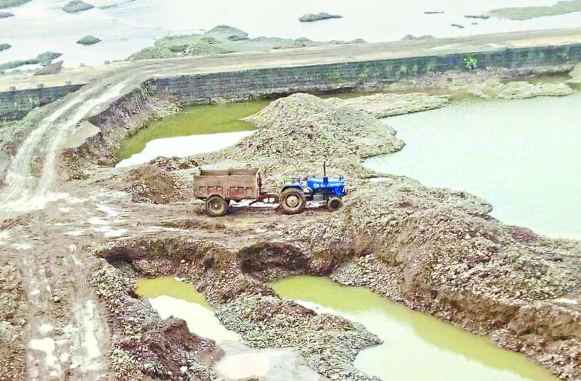 patrika अवैध खनन से ब्रिज हो रहा कमजोर, कभी भी हो सकता है हादसा