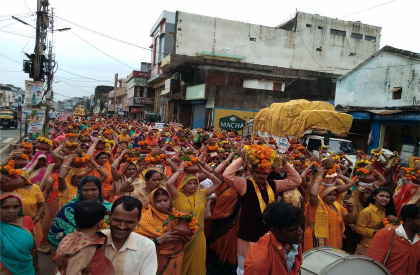 Gorgeous Shobhayatra, taken with flags, hundreds of devotees included झांकियों के साथ निकाली भव्य शोभायात्रा, सैकड़ों श्रद्धालु हुए शामिल