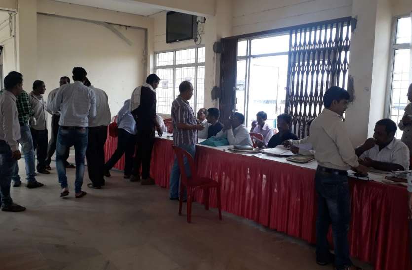 court family जज बोले-पत्नी से अब विवाद मत करना, पति ने कहा-साहब गलती करेगी तो बोलूंगा जरूर