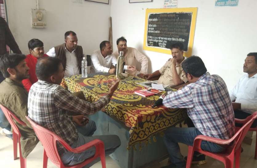 Congress leaders pocket cut in Scindia meeting सिंधिया की सभा में कांग्रेसी नेताओं की जेब कटी