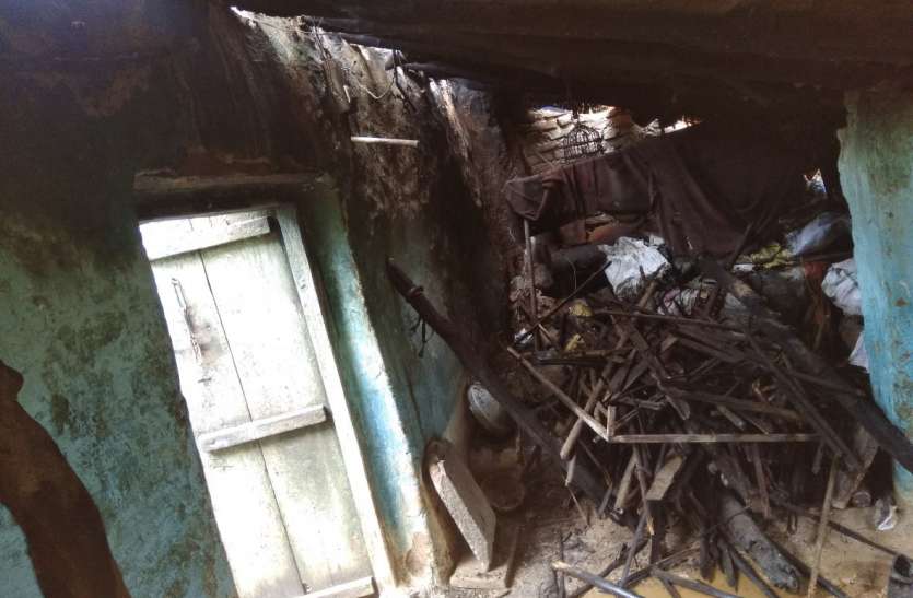 Poor's collapsing incessant rain लगातार बारिश से ढह गया गरीब का आशियाना