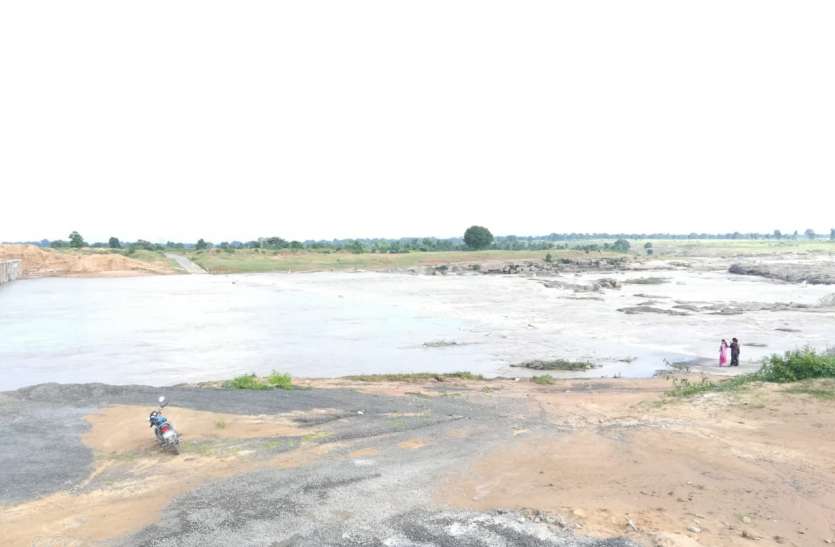 Constable rain: Kevai bursts on the roll, closes the arrival of two do लगातार बारिश: रपटा पर केवई ने भरी उफान, दो दर्जन गांवों की आगमन बंद