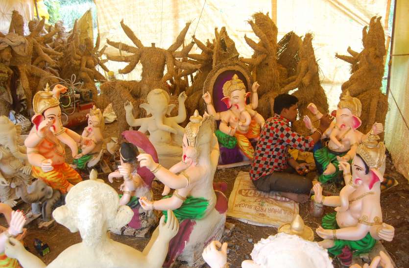 In the last round of the construction of idols, the work of pandals started गणेशोत्सव को तैयार, कलाकार की आस्था ले रही आकार