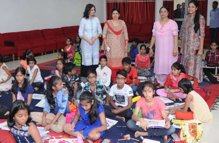 drawing-painting competition by railway women welfare society jhansi रेलकर्मियों के बच्चों ने दिखाया ऐसा हुनर, कि सभी करने लगे वाह-वाह