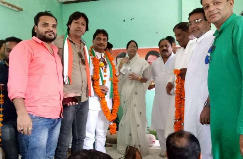 congress कांग्रेसियों ने शहर में निकलकर व्यापारियों से बंद में मांगा सहयोग