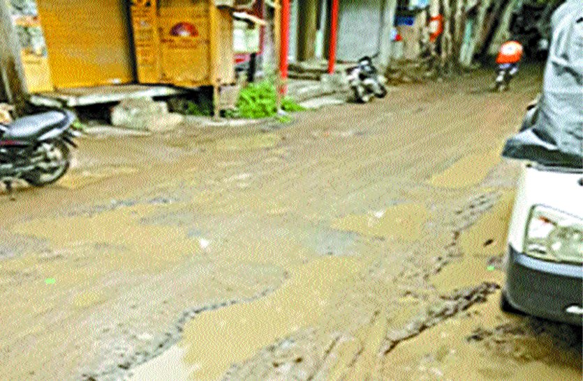 patrika यहां जाएं तो संभलकर, थोड़ी-सी बारिश में ही पसर जाता है कीचड़