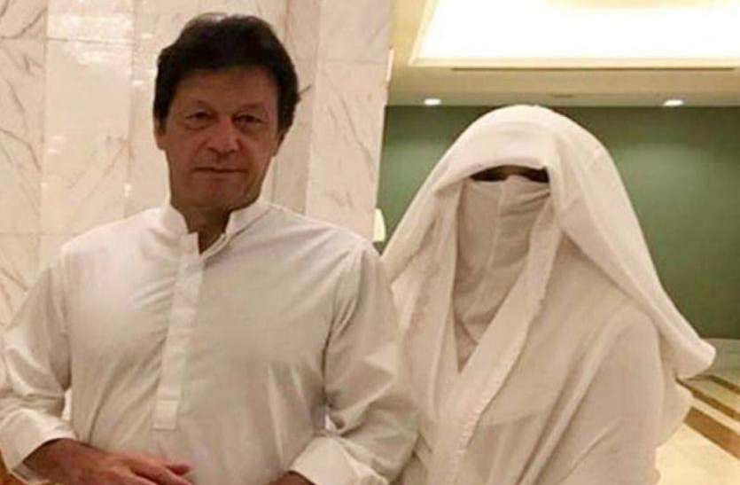 imran khan with bushra biwi पाकिस्तानी लेखक तारिक फतह का दावा, इमरान खान की तीसरी पत्नी के सेना और आईएसआई से संबंध