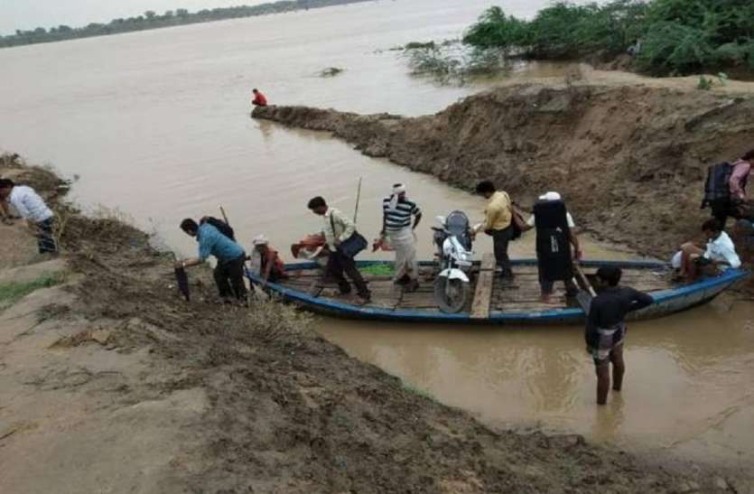 river यहां हो गयी ऐसी समस्या खडी, रोगियों को नाव से लेकर अस्पताल पहुंच रहे हैं लोग