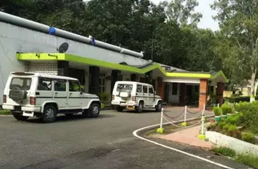 cbi raid on residence and office of senior manager of ncl Singrauli CBI Raid: NCL का सीनियर मैनेजर 10 हजार की रिश्वत लेते ट्रैप, घर की तलाशी में मिली 90 लाख की काली कमाई