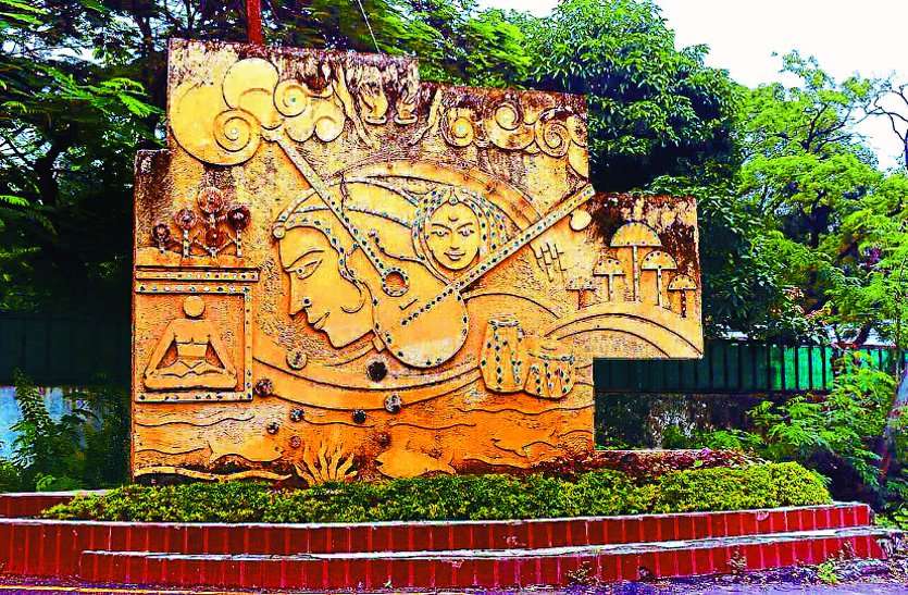 news सीएम हाउस के पास बनी 40 लाख की म्यूरल पेंटिंग पर उग आई काई