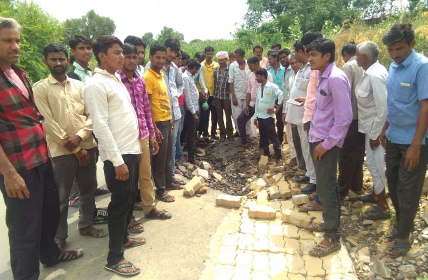 Villagers protested against the contractor in balesar एक साल में ही उधड़ गई सड़क, भड़क गए लोग