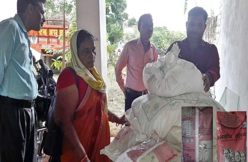 किराने की दुकान पर एसडीएम ने मारा छापा, हड़कंप किराने की दुकान पर एसडीएम ने मारा छापा, हड़कंप