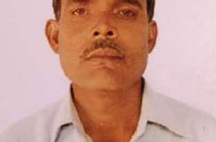 traansaphaarmar par karant chaaloo hone se vidyutakarmee kee maut ट्रांसफार्मर पर करंट चालू होने से विद्युतकर्मी की मौत