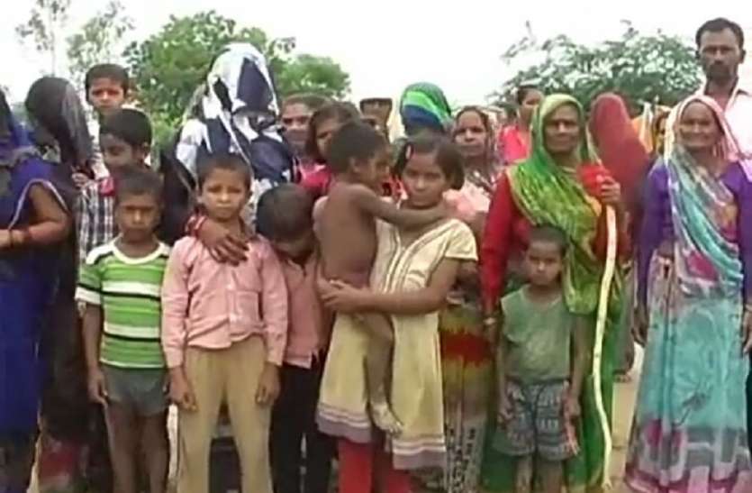 villagers ऐसी आफत आई कि दाने दाने को हो रहे थे मोहताज, जब नही सूझा कोई रास्ता तो ताला डाल गांव से कर गये पलायन