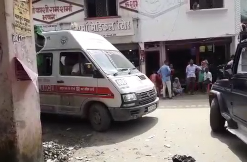 Ambulance stuck in BJP MP Rekha Arun Verma kafila Lakhimpur Kheri एंबुलेंस में बह रहा था तड़पते मरीज का खून, फिर भी नहीं हटा सांसद का काफिला, वायरल वीडियो ने उड़ाए होश