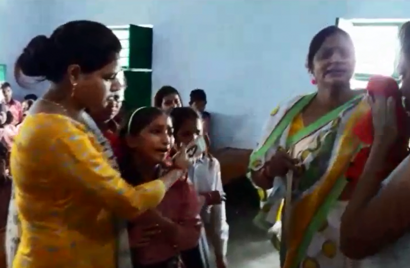 UP Primary school teacher and students cry in Etawah टीचर रोईं तो उनके साथ फूटकर रो पड़े सारे बच्चे, प्रधानाध्यापिका से हैं परेशान, प्राइमरी स्कूल के वायरल वीडियो ने सबको रुलाया