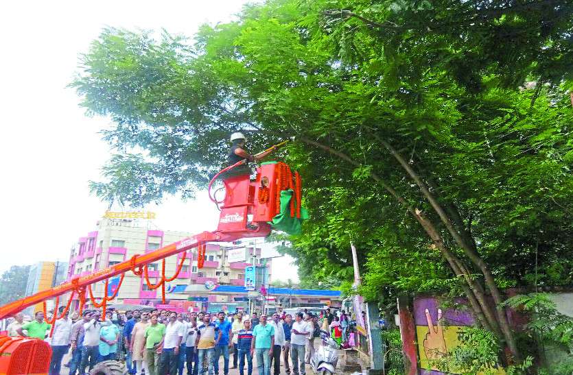 Tree cutting शाखाओं को काटकर की जांच: नेहरू चौक पर 20 लाख रुपए की मशीन का किया डेमो