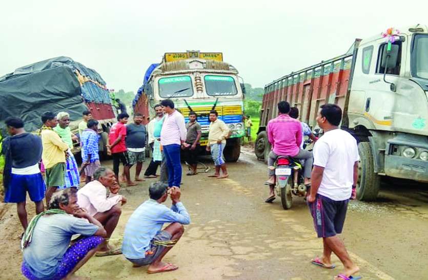 Jashpur सडक़ के गड्ढे में ट्रक, लगा 12 घंटे का जाम, चालक व राहगीर होते रहे परेशान