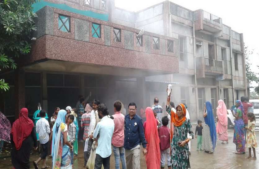 fire in hospital अस्पताल में आग,घबराए मरीज ड्रिप लगाए बाहर की तरफ भागे