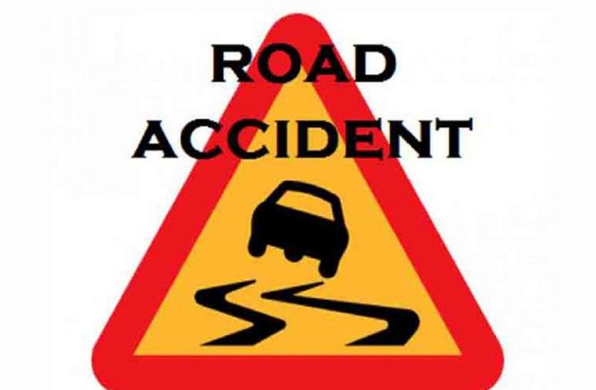 accident कार और बाइक की हुई भिड़त, तीन की मौत