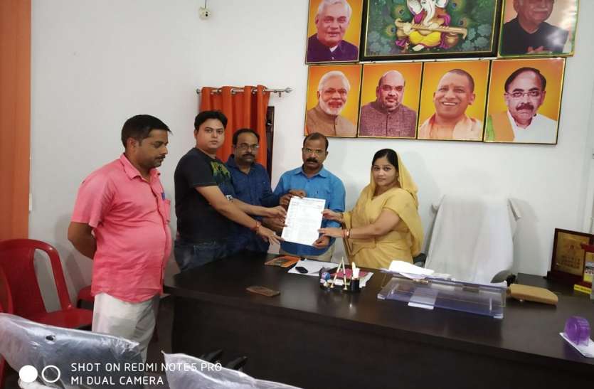 ambedkar nagar आश्वासन के पांच माह बाद भी मांगे नहीं पूरी होने पर कर्मचारी संघ ने मुख्यमंत्री को भेजा मांगपत्र