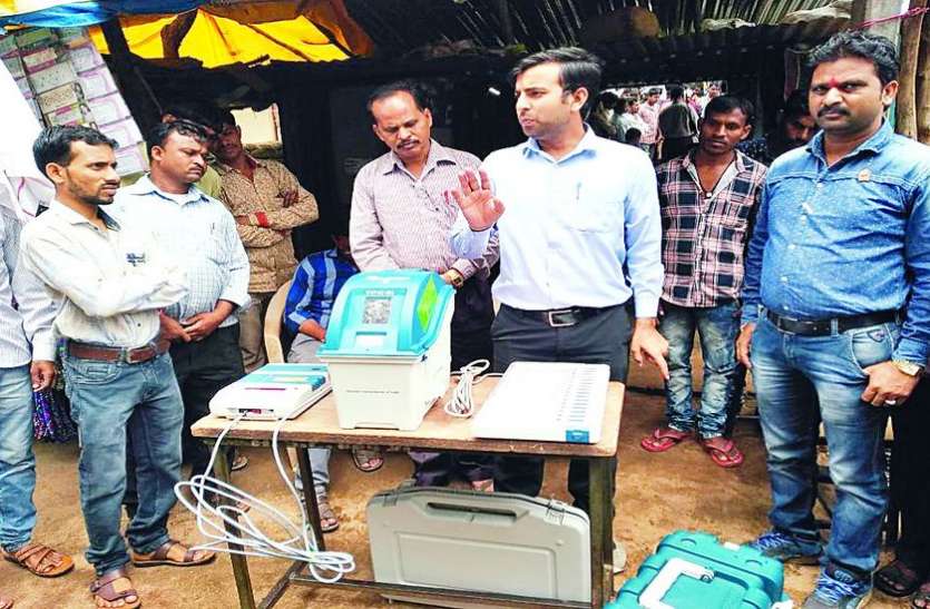 Chandpur evm ग्रामीणों को बताया कैसे करना है मतदान मशीन का उपयोग