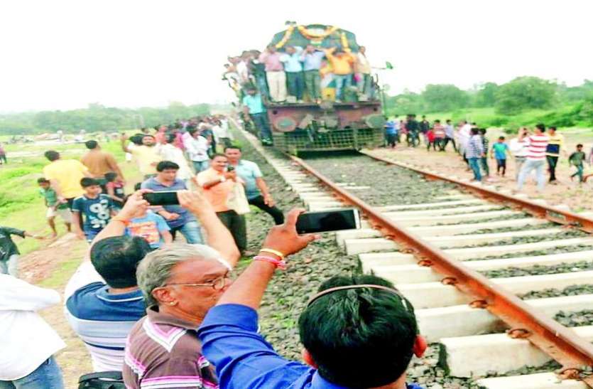alirajpur Train news आलीराजपुर में ट्रॉयल के लिए पहुंचा इंजन, जल्द दौड़ेगी रेलगाड़ी