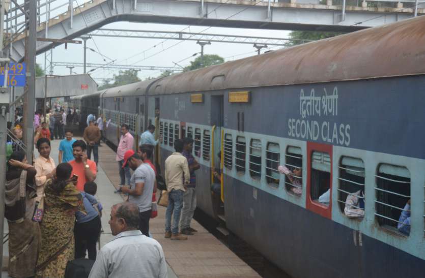 ashoknagar news ट्रेन में 30 हजार रुपए चोरी, हर स्टेशन पर थाने पहुंचा यात्री, किसी ने नहीं लिखी रिपोर्ट!