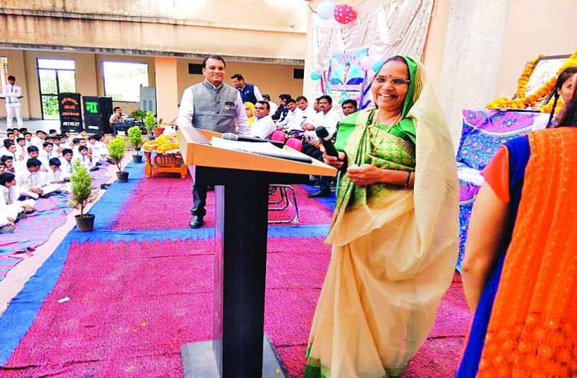 alirajpur teachers honour ‘गुरुजन के बताए मार्ग पर चलने से उन्नति’