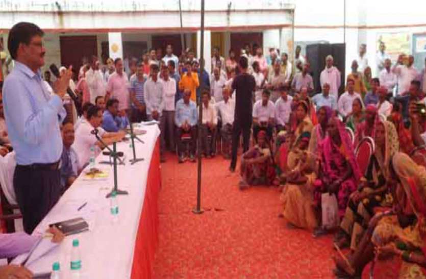 Azamgarh Chaupal बीजेपी सांसद के गांव की चौपाल में नहीं गए अधिकारी, डीएम ने मांगा स्पष्टीकरण