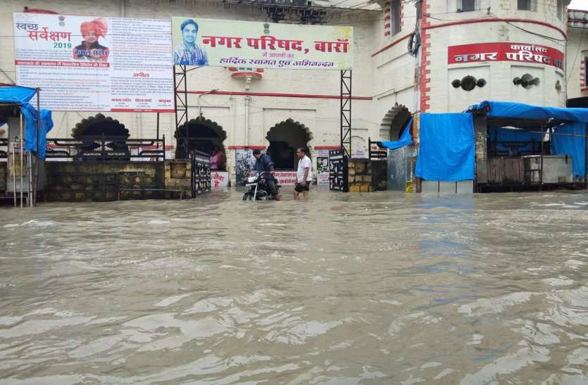 नदी, नालों में उफान के साथ बड़ी संख्या में गांव टापू बन गए, चहुंओर बाढ़ जैसे हालात नदी, नालों में उफान के साथ बड़ी संख्या में गांव टापू बन गए, चहुंओर बाढ़ जैसे हालात