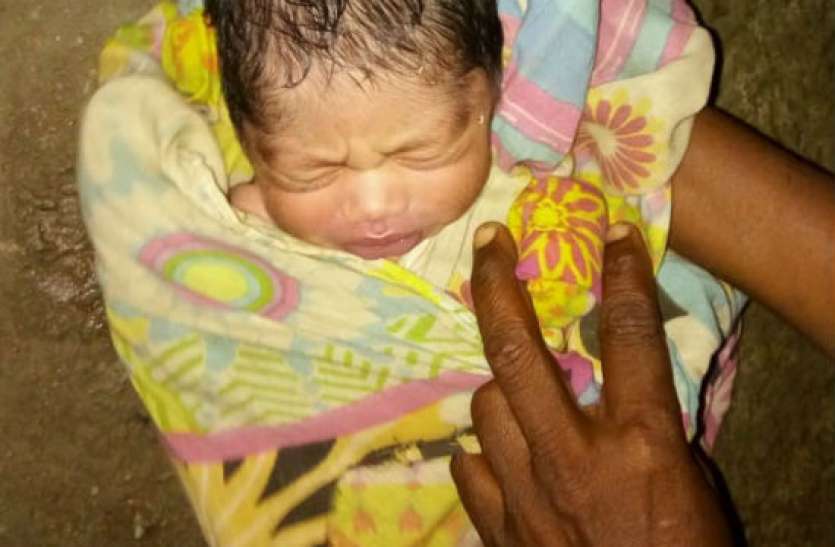 Child नहीं पहुंची एंबुलेंस, प्रसूता ने सड़क पर दिया बच्चे को जन्म